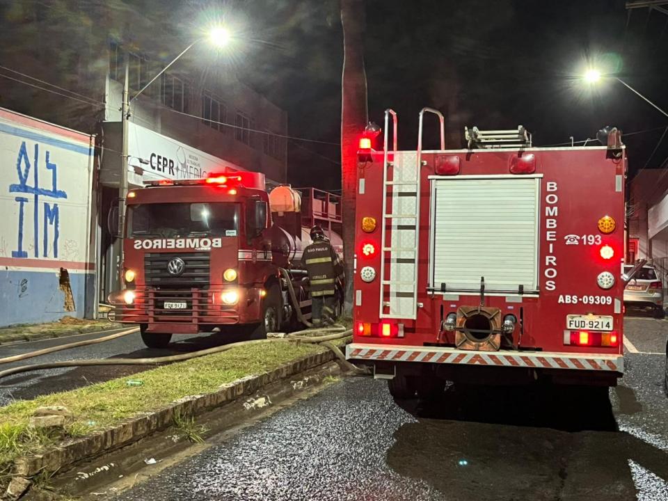 Foto 3 de 6 — Incêndio de grandes proporções atinge barracão abandonado em Araraquara